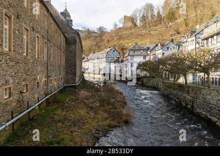 Maisons à colombages et église le long de la rivière rur à Monschau, Eifel Banque D'Images