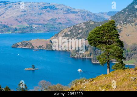 Vue sur la partie sud d'Ullswater de Keldas, une colline au-dessus de Glenridding et Patterdale dans le Lake District, un après-midi clair d'avril. Banque D'Images