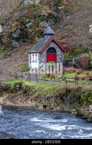 Petite chapelle sur la rivière rur à Monschau, Allemagne Banque D'Images