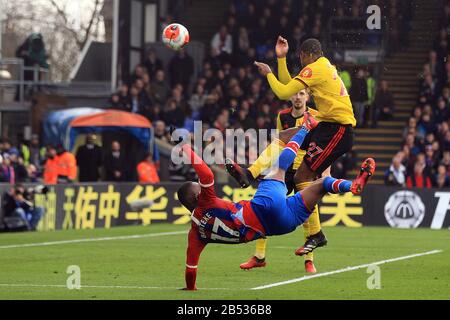 Londres, Royaume-Uni. 7 mars 2020. Christian Benteke du Palais de Cristal (17) prend un coup de feu à l'objectif. Match de la Premier League, Crystal Palace / Watford au Selhurst Park à Londres le samedi 7 mars 2020. Cette image ne peut être utilisée qu'à des fins éditoriales. Utilisation éditoriale uniquement, licence requise pour une utilisation commerciale. Aucune utilisation dans les Paris, les jeux ou une seule édition de club/ligue/joueur. Pic par Steffan Bowen/Andrew Orchard sports photographie/Alay Live news crédit: Andrew Orchard sports photographie/Alay Live News Banque D'Images