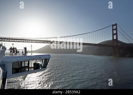 (200307) -- SAN FRANCISCO, le 7 mars 2020 (Xinhua) -- photo de fichier fournie par Princess Cruises montre le navire de croisière Grand Princess près du Golden Gate Bridge à San Francisco, aux États-Unis. Vingt et un personnes du navire de croisière Grand Princess ont fait des tests positifs pour COVID-19, dont 19 membres d'équipage et deux passagers, a déclaré le 6 mars 2020 le vice-président américain Mike Pence. (Princess Cruises/Handout Via Xinhua) Banque D'Images