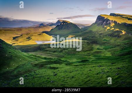 Sentier de randonnée de Quiraing avec des moutons de prés au coucher du soleil, île de Skye, Écosse Banque D'Images