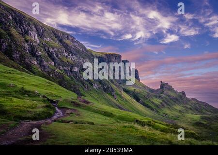 Quiraing crête et sentier en direction de la vallée, île de Skye, Écosse Banque D'Images