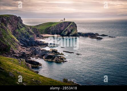 Phare sur une falaise de la côte de la mer au coucher du soleil, Ecosse Banque D'Images