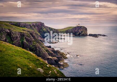 Phare sur une falaise de la côte de la mer au coucher du soleil, Ecosse Banque D'Images