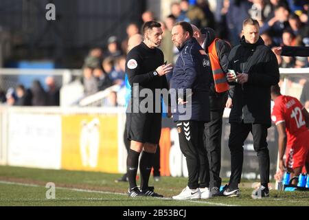 Hartlepool, Royaume-Uni. 7 mars 2020. Des discussions ont lieu entre l'arbitre Aaron Jackson et le directeur d'Ebbsfleet Kevin Watson après un prétendu incident de racisme lors du match de la Ligue nationale de Vanarama entre Hartlepool United et Ebbsfleet United à Victoria Park, Hartlepool, le samedi 7 mars 2020. (Crédit : Mark Fletcher | MI News) la photographie ne peut être utilisée qu'à des fins de rédaction de journaux et/ou de magazines, licence requise à des fins commerciales. STRICTEMENT PAS POUR LA REVENTE PUBLIQUE. Crédit: Mi News & Sport /Alay Live News Banque D'Images