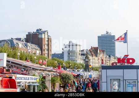 Düsseldorf Altstadt, Nrw, Allemagne - 21 septembre 2014 : promenade du Rhin à Düsseldorf Atlstadt.Die promenade du bord de mer dans la vieille ville de Düsseldorf Banque D'Images