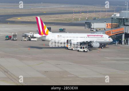 Düsseldorf, Nrw, Allemagne - 18 mars 2015 : atterrissage de l'Airbus A 319 de Wings allemands à l'aéroport de Düsseldorf. Passagers à bord du terminal. Banque D'Images