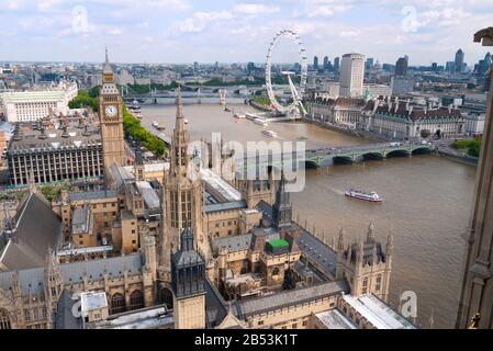 Vue donnant sur le Palais de Westminster le long de la Tamise vers le London Eye montrant St Stephen's et les tours Elizabeth. Londres, Royaume-Uni Banque D'Images