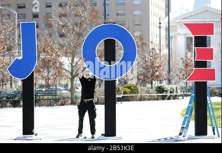 St. Louis, États-Unis. 7 mars 2020. Un travailleur obtient la lettre O à un poteau avant l'arrêt de campagne de Joe Biden à St. Louis le samedi 7 mars 2020. Photo de Bill Greenblatt/UPI crédit: UPI/Alay Live News Banque D'Images