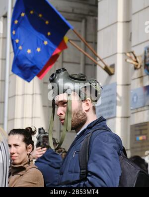 Bucarest, Roumanie - 4 mars 2020: L'homme porte un masque à gaz sur sa tête pour protester contre la pollution atmosphérique extrême, devant le ministère de l'Environnement boi Banque D'Images