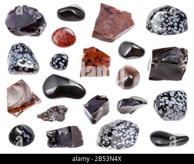 Ensemble de diverses roches obsidiennes isolées sur fond blanc Banque D'Images