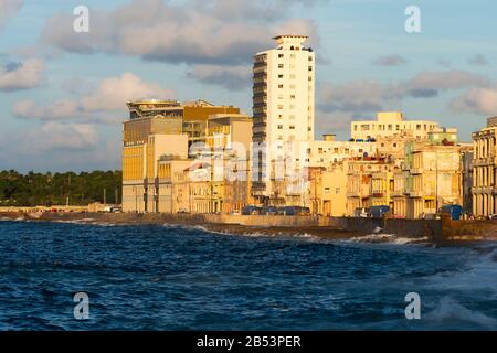 Vue sur les bâtiments de la Malecón, promenade de la Havane, Cuba en fin d'après-midi. Mélange de constructions nouvelles et anciennes de style colonial dans la lumière du soleil. Banque D'Images