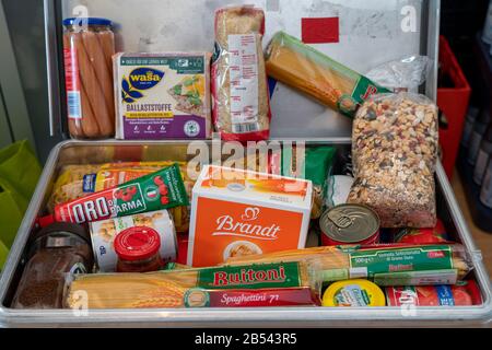 Précautions d'urgence, stock alimentaire dans un ménage privé, boîte avec nourriture longue durée, stock pendant 10 jours, selon les recommandations du fédéral Banque D'Images