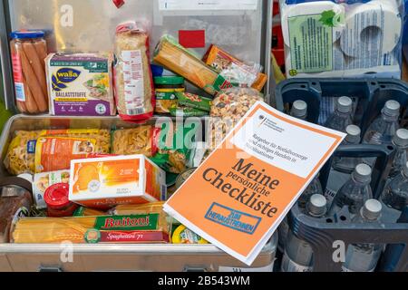 Précautions d'urgence, stock alimentaire dans un ménage privé, boîte avec nourriture longue durée, stock pendant 10 jours, selon les recommandations du fédéral Banque D'Images