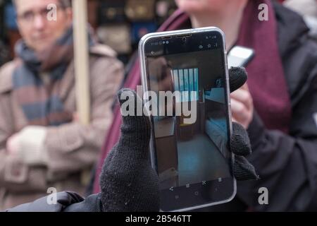 Londres, Royaume-Uni. 7 mars 2020. Mouvement pour la justice et les travailleurs noirs de Lambeth tiennent un rassemblement dans le marché de Brixton appelant le bureau à la maison à mettre fin à des vols charters pour déporter les immigrants et fermer les centres de détention. Un homme que le Home Office avait prévu d'expulser dans le récent vol charter en Jamaïque, mais sauvé par une décision du tribunal, dit comment il a été pris dans une camionnette à l'aéroport et l'a gardé pendant 14 heures dans un compartiment juste assez grand pour il se présente et parle des mauvaises conditions dans les centres de détention nous montrant son téléphone. Les protestations et les actions juridiques ont sauvé plus de la moitié de ceux sélectionnés Banque D'Images