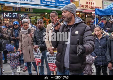 Londres, Royaume-Uni. 7 mars 2020. Mouvement pour la justice et les travailleurs noirs de Lambeth tiennent un rassemblement dans le marché de Brixton appelant le bureau à la maison à mettre fin à des vols charters pour déporter les immigrants et fermer les centres de détention. Un homme que le Home Office avait prévu d'expulser dans le récent vol charter en Jamaïque, mais sauvé par une décision du tribunal, dit comment il a été pris dans une camionnette à l'aéroport et l'a gardé pendant 14 heures dans un compartiment juste assez grand pour il se présente et parle des mauvaises conditions dans les centres de détention. Les protestations et les actions juridiques ont sauvé plus de la moitié des personnes sélectionnées de la déportation. Banque D'Images