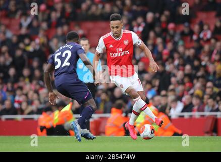 Londres, Royaume-Uni. 7 mars 2020. Pierre-Emerick Aubameyang (A) Jeremy Ngakia (WHU) au match Arsenal / West Ham United English Premier League, au stade Emirates, Londres, Royaume-Uni, le 7 mars 2020. **usage éditorial uniquement, licence requise pour un usage commercial. Aucune utilisation dans les Paris, les jeux ou une seule édition de club/ligue/joueur** crédit: Paul Marriott/Alay Live News Banque D'Images
