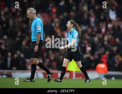 Londres, Royaume-Uni. 7 mars 2020. L'arbitre adjoint Sian Massey-Ellis se promène derrière l'arbitre Martin Atkinson à mi-temps au match Arsenal / West Ham United English Premier League, au stade Emirates, Londres, Royaume-Uni, le 7 mars 2020. **usage éditorial uniquement, licence requise pour un usage commercial. Aucune utilisation dans les Paris, les jeux ou une seule édition de club/ligue/joueur** crédit: Paul Marriott/Alay Live News Banque D'Images