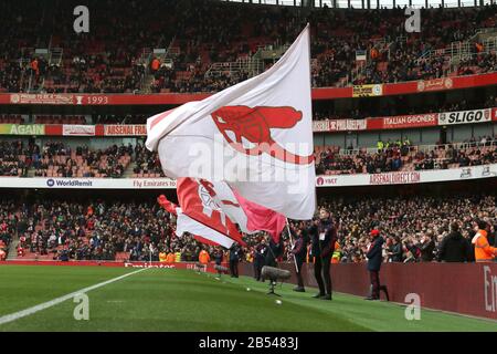 Londres, Royaume-Uni. 7 mars 2020. De grands drapeaux Arsenal au match Arsenal / West Ham United English Premier League, au stade Emirates, Londres, Royaume-Uni, le 7 mars 2020. **usage éditorial uniquement, licence requise pour un usage commercial. Aucune utilisation dans les Paris, les jeux ou une seule édition de club/ligue/joueur** crédit: Paul Marriott/Alay Live News Banque D'Images