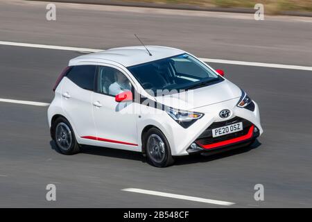 2020 nouveau hayon rouge blanc Toyota Aygo (AY2) ; circulation automobile au Royaume-Uni, transport, véhicules modernes, voitures de berline, véhicules, véhicule, routes, moteurs, conduite en direction du sud sur l'autoroute M6 Banque D'Images