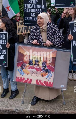 Londres, Royaume-Uni. 7 mars 2020.Les Manifestants en dehors de l'ambassade de Grèce ont appelé l'UE à mettre fin à sa politique de fermeture des frontières à ceux qui en ont le plus besoin et à exiger la justice pour les réfugiés. La manifestation a eu lieu après que des vidéos ont montré que des officiers de garde-côtes grecs essayaient de câlater un bateau rempli de réfugiés en mer et d'autres avec des voyous fascistes de droite attaquant des réfugiés. La situation s'est aggravée depuis que la Turquie a récemment ouvert sa frontière avec la Grèce. L'UE a conclu un accord avec la Turquie en 2016, limitant les réfugiés que le HCR et de nombreuses ONG ont déclaré enfreindre le droit international. Peter Marshall/Alay Live News Banque D'Images