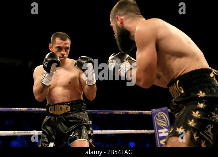 Scott Quigg (à gauche) en action contre Abdullah Luanja dans leur concours Super-Featherweight à Manchester Arena. Banque D'Images