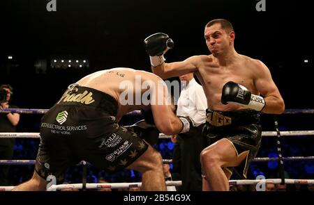 Scott Quigg (à droite) en action contre Jono Carroll dans leur concours Super-Featherweight à Manchester Arena. Banque D'Images