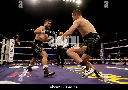 Scott Quigg (à droite) en action contre Jono Carroll dans leur concours Super-Featherweight à Manchester Arena. Banque D'Images