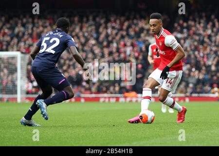 Londres, Royaume-Uni. 7 mars 2020. Pierre-Emerick Aubameyang d'Arsenal prend Jeremy Ngakia de West Ham United lors du match de la Premier League entre Arsenal et West Ham United au stade Emirates le 7 mars 2020 à Londres, en Angleterre. (Photo de Mick Kearns/phcimages.com) crédit : Images PHC/Alay Live News Banque D'Images