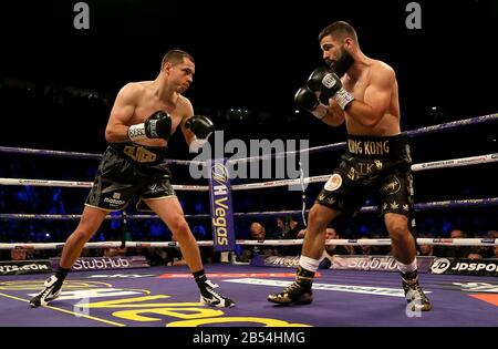 Scott Quigg (à gauche) en action contre Jono Carroll dans son concours Super-Featherweight à Manchester Arena. Banque D'Images