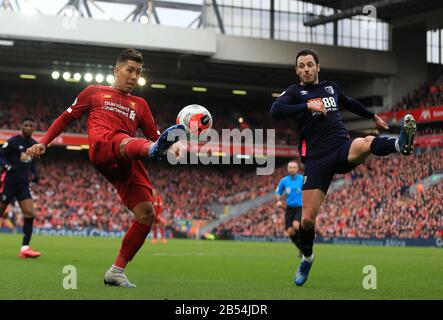 Anfield, Liverpool, Merseyside, Royaume-Uni. 7 mars 2020. English Premier League Football, Liverpool contre AFC Bournemouth; Roberto Firmino de Liverpool rivalise pour la balle avec Adam Smith de Bournemouth Credit: Action plus Sports/Alay Live News Banque D'Images