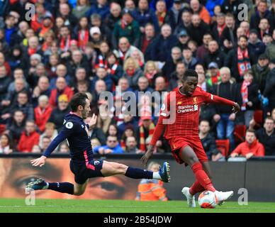 Anfield, Liverpool, Merseyside, Royaume-Uni. 7 mars 2020. English Premier League Football, Liverpool Contre Afc Bournemouth; Jack Simpson De Bournemouth S'Attaque À Divock Origi De Liverpool Credit: Action Plus Sports/Alay Live News Banque D'Images