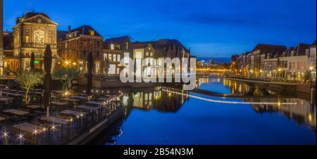 Leiden, Hollande, Pays-Bas, 16 Janvier 2020. La vue nocturne des vélos garés tout autour, ponts, rues, canaux, cafés, barge dans la vieille ville, bateau Banque D'Images