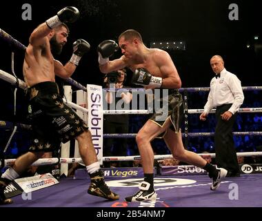 Scott Quigg (à droite) en action contre Jono Carroll dans leur concours Super-Featherweight à Manchester Arena. Banque D'Images