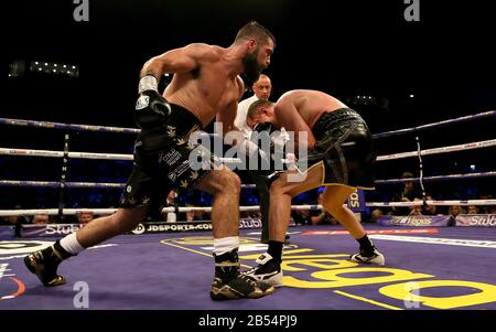 Scott Quigg (à droite) en action contre Jono Carroll dans leur concours Super-Featherweight à Manchester Arena. Banque D'Images