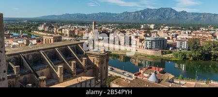 Vue sur la cathédrale de Tortosa et les bâtiments de la ville, Catalogne, Tarragone, Espagne Banque D'Images