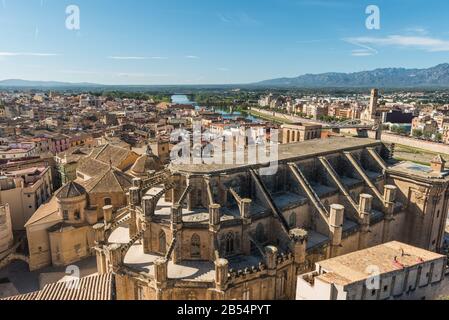 Vue sur la cathédrale de Tortosa et les bâtiments de la ville, Catalogne, Tarragone, Espagne Banque D'Images