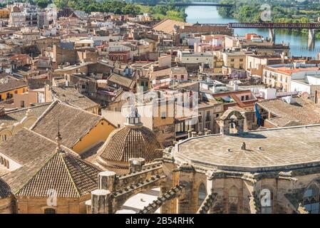 Tortosa, Espagne - 16 octobre 2019: Vue sur la cathédrale et les bâtiments de la ville de Tortosa, Catalogne, Tarragone. Vue de dessus Banque D'Images