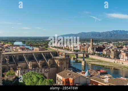 Tortosa, Espagne - 16 octobre 2019: Vue sur la cathédrale et les bâtiments de la ville de Tortosa, Catalogne, Tarragone. Espace de copie pour le texte Banque D'Images