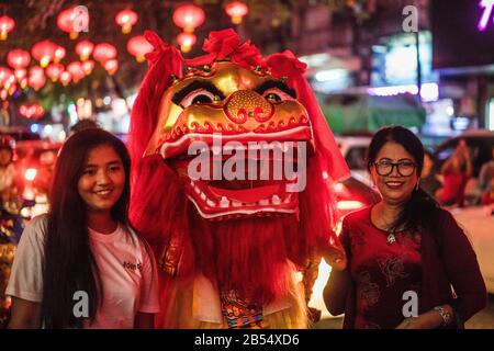 Célébration de la nouvelle année chinoise dans les rues du Yangon, du Myanmar, en Asie. Banque D'Images