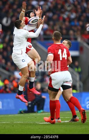 Londres, Royaume-Uni. 7 février 2020. Jonny May d'Angleterre et Leigh Halfpenny du Pays de Galles affrontent le ballon pendant les Six nations Guinness entre l'Angleterre et le Pays de Galles au stade de Twickenham, Londres, Angleterre, le 7 mars 2020. (Photo De Mitchell Gunn/Espa-Images) Crédit: Agence Photographique Sportive Européenne/Alay Live News Banque D'Images