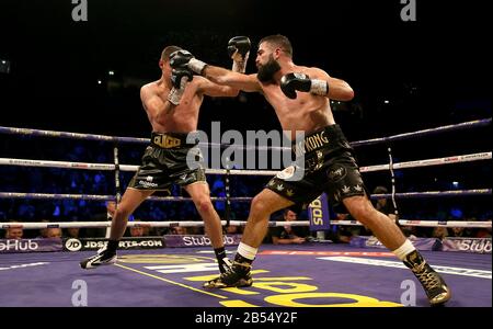 Jono Carroll (à droite) en action contre Scott Quigg (à gauche) dans leur concours Super-Featherweight à Manchester Arena. Banque D'Images