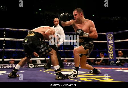 Scott Quigg (à droite) en action contre Jono Carroll dans leur concours Super-Featherweight à Manchester Arena. Banque D'Images