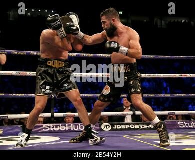 Jono Carroll (à droite) en action contre Scott Quigg (à gauche) dans leur concours Super-Featherweight à Manchester Arena. Banque D'Images