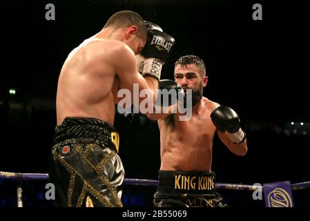 Jono Carroll (à droite) en action contre Scott Quigg (à gauche) dans leur concours Super-Featherweight à Manchester Arena. Banque D'Images