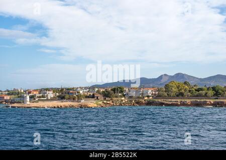 Vue sur l''île grecque d''Aegina lors d''une belle journée ensoleillée Banque D'Images