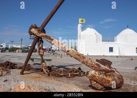 Vieux ancres rouillés sur le port de l'île d'aegina en grèce Banque D'Images