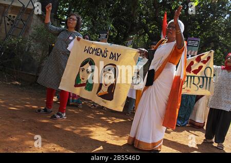 Les femmes détiennent des bannières tout en criant des slogans pendant la manifestation.les femmes de diverses organisations, y compris des communautés tribales et dalits, se réunissent en grand nombre pour participer à une marche contre la Loi modifiant la citoyenneté (CAA), le Registre national Des Citoyens (CNRC) et le Registre national de la population (NPR), Comme ils marquent la Journée internationale de la femme le 8 mars 2020. Banque D'Images