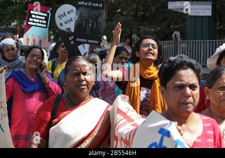 Une femme crie des slogans lors de la manifestation.les femmes de diverses organisations, y compris les communautés tribales et les communautés dalites, se réunissent en grand nombre pour participer à une marche contre la Loi modifiant la citoyenneté (CAA), le Registre national Des Citoyens (CNRC) et le Registre national de la population (NPR), comme ils marquent la Journée internationale de la femme le 8 mars, 2020. Banque D'Images